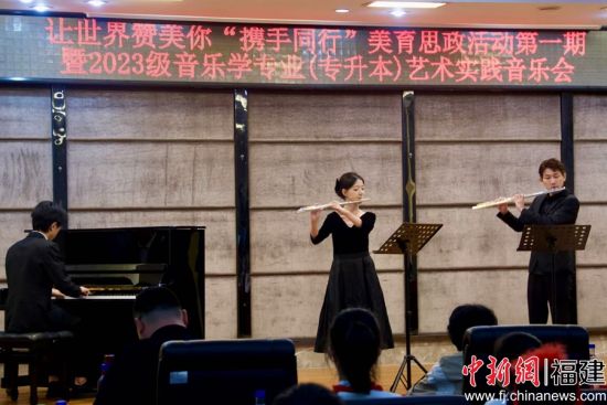 　　图为大学生现场表演。福大beat365英国官方网站 供图